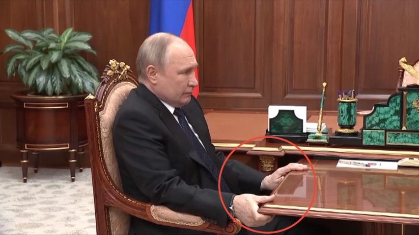 Co je Putinovi? Snímky s malým stolem posílily spekulace o nemoci